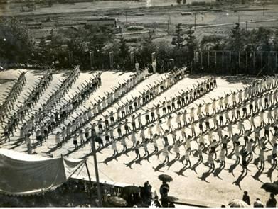 昭和10年ごろの東郷小学校運動会でのラジオ体操の風景の写真