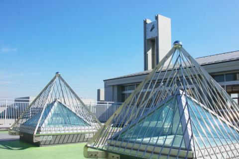 2つのガラスのピラミッドが並んだ三角テラスの写真