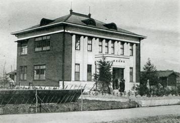 当時の東郷村役場の外観の写真