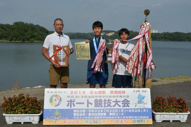 男子シングルスカル優勝の福島県立会津高等学校のチームの記念写真