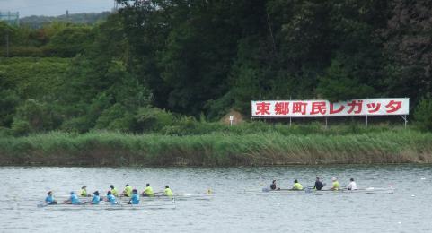 愛知池漕艇場で行われました第21回東郷町民レガッタの大会に参加した3チームが試合をしている様子の写真