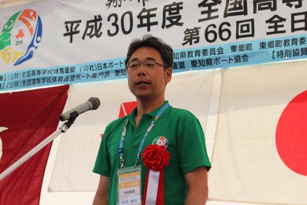 大会会長（井俣町長）がステージでお礼の挨拶を行っている様子の写真