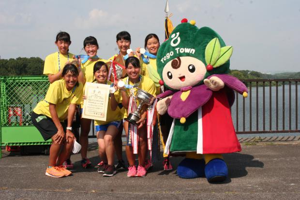 優勝選手らと東郷町のマスコット「トッピィ」との記念写真
