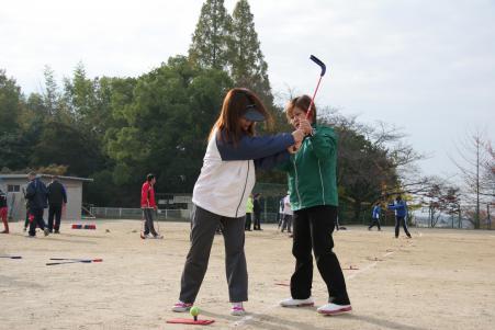 プロゴルファーの寺沢範美さん（右）から指導を受ける