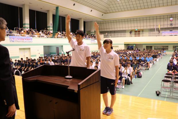 愛知県選手2名が壇上で選手宣誓している様子の写真