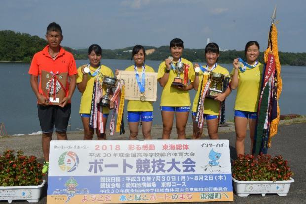 女子舵手つきクォドルプル優勝の福井県立美方高等学校のクルーたちの記念写真