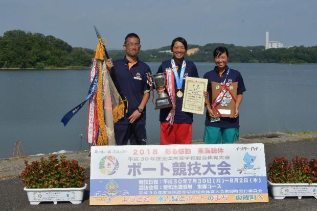 女子シングルスカル優勝の静岡県立浜松西高等学校のチームの記念写真