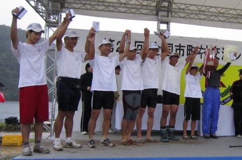 ステージ上で表彰される「東郷恋人Y」チームの写真