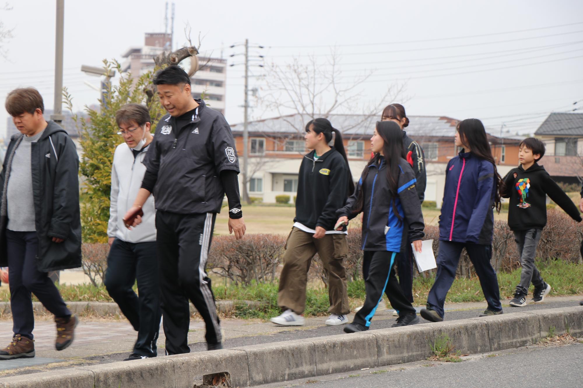公園付近を歩く様子