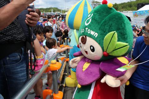 全日本うまいもの祭り2015インモリコロパークで子供と触れ合うトッピィの写真