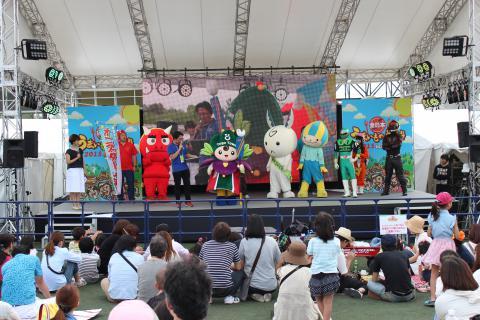 ステージに他のキャラクターと登壇しているトッピィの写真