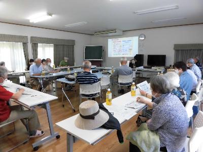 職員の話を聞く皆さん