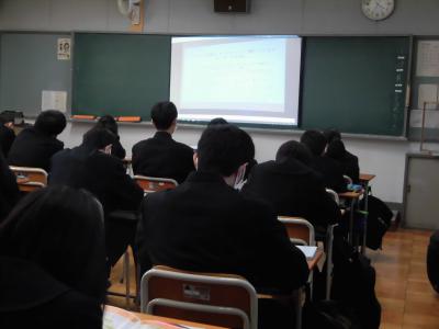 教室で受講する東郷高校生