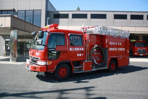 消防署前に停車している消防車1台を横から写した写真